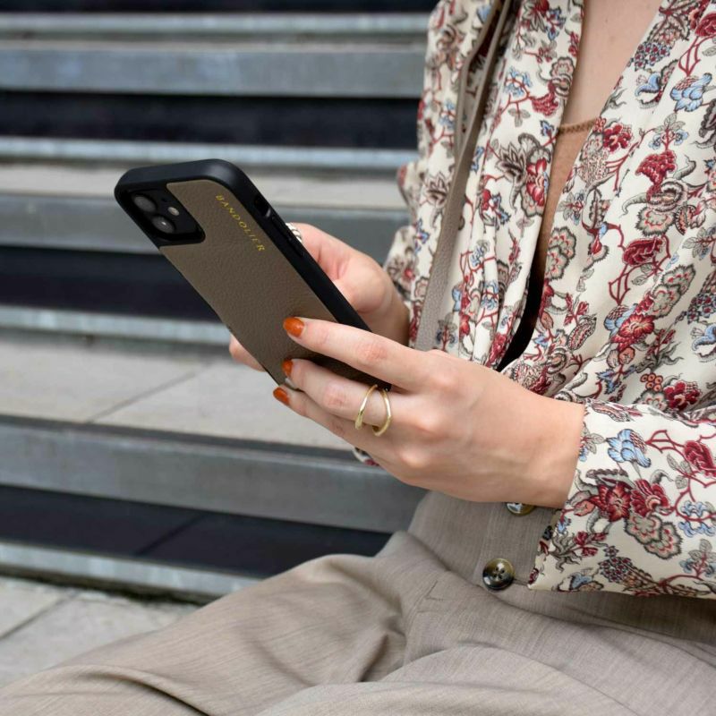 【新品／日本限定】BANDOLIER iPhone13Proケースライトトープ 日本限定】【13 Series】EMMA LIGHT TAUPE エマ ライトトープ | バンド