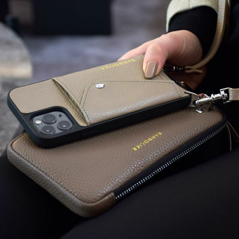【新品／日本限定】BANDOLIER iPhone13Proケースライトトープ 日本限定】【13 Series】DONNA SIDE SLOT LIGHT TAUPE ドナ サイド